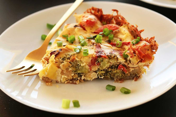 Tofu quiche with a smoothie bowl